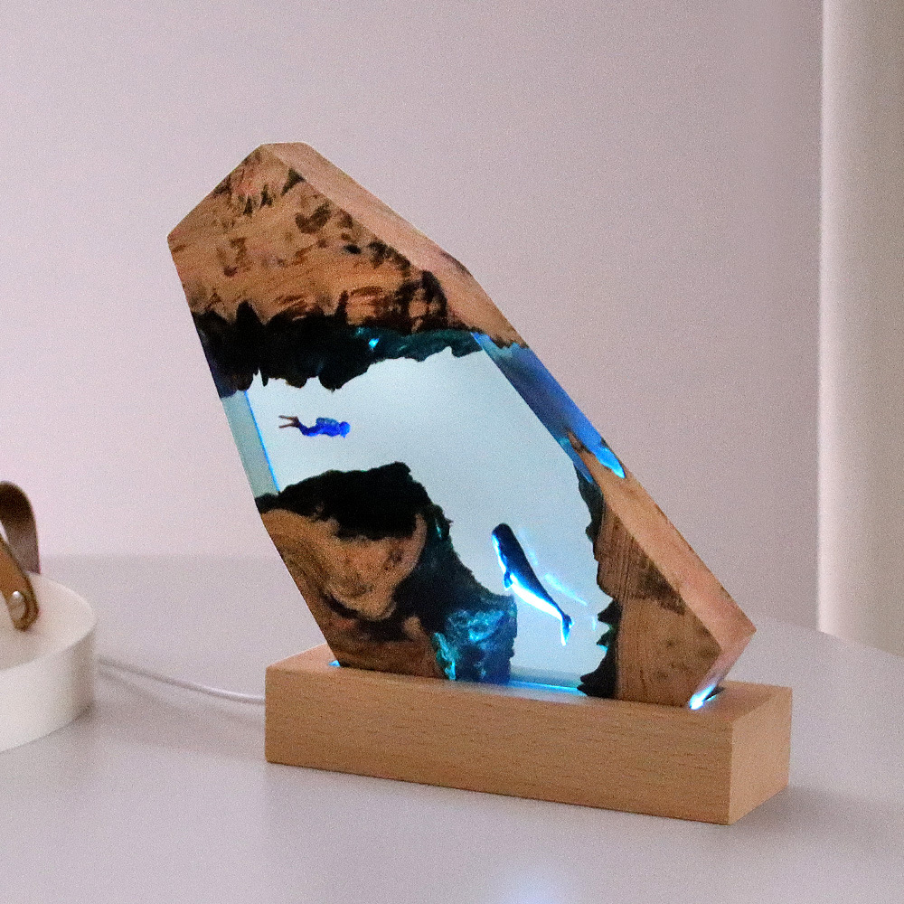 Resin Art For Anniversary Gift - ของตกแต่งบ้านรูปนักดำน้ำในถ้ำใต้น้ำ ทำจากไม้เนื้อแข็งและเรซิ่น เรืองแสง งานศิลปะทางทะเล ของขวัญวันเกิด